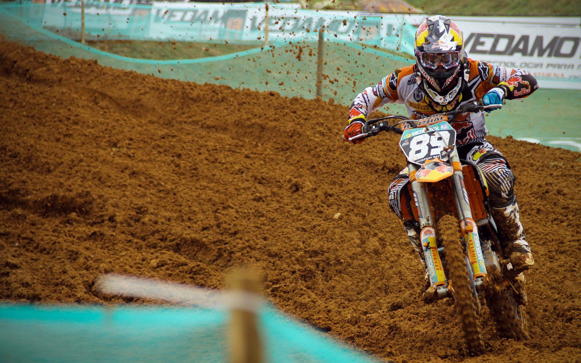 赛道上的诗人，孔德在F1街道赛之夜的完美演出